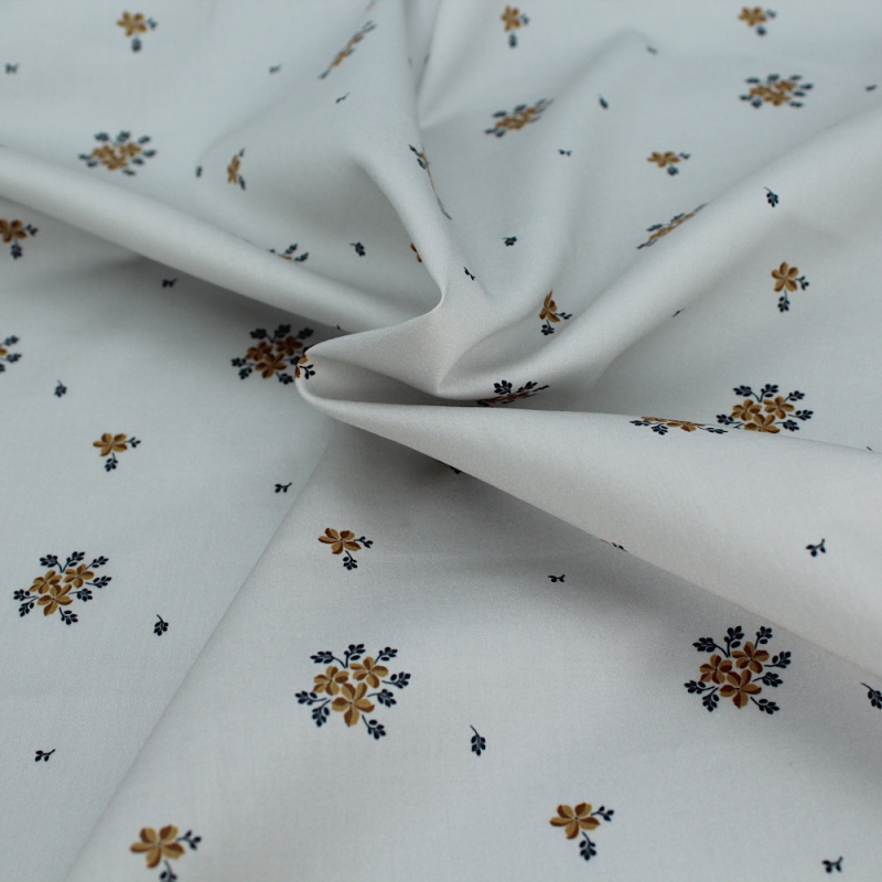 Coton satiné motif Beth exclusif Batikou fond uni gris perle x1m