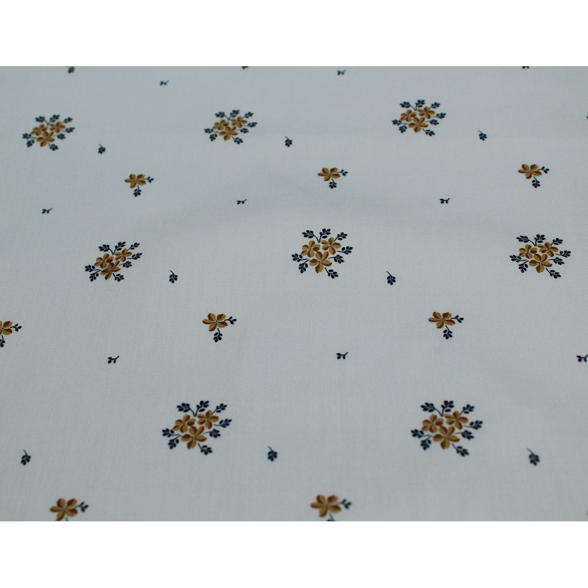 Coton satiné motif Beth exclusif Batikou fond uni gris perle x1m Coton satiné motif Beth exclusif Batikou fond uni gris perle x1m