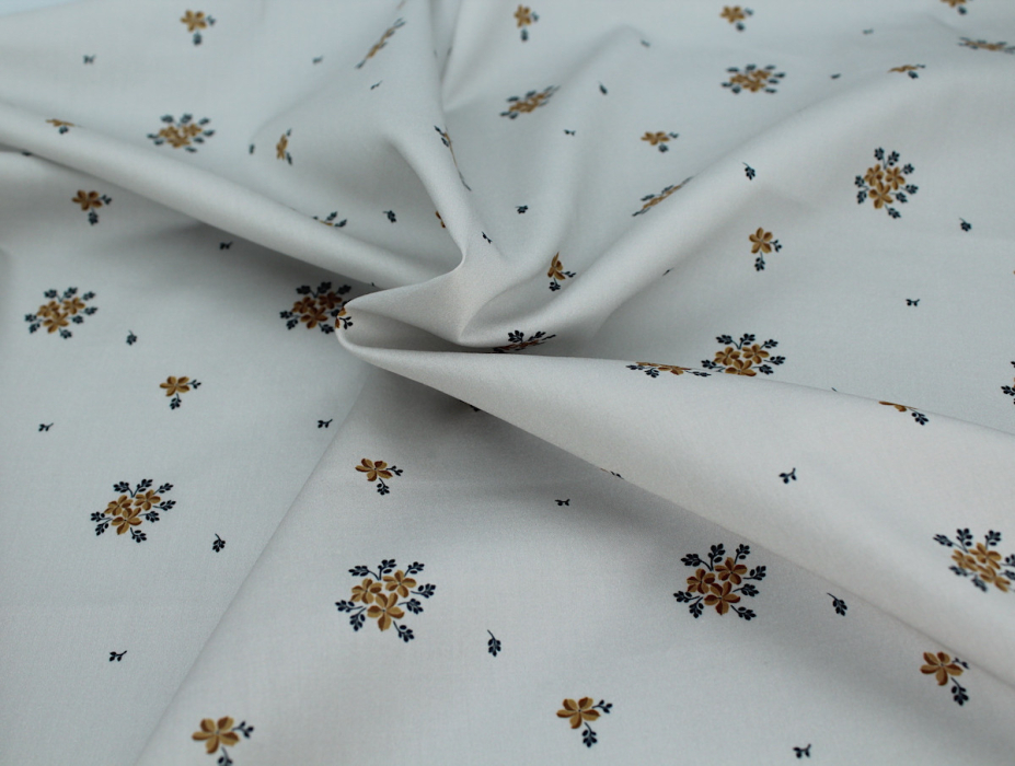 Coton satiné motif Beth exclusif Batikou fond uni gris perle x1m