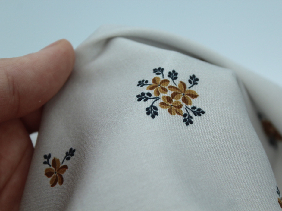 Coton satiné motif Beth exclusif Batikou fond uni gris perle x1m