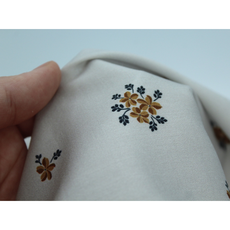 Coton satiné motif Beth exclusif Batikou fond uni gris perle x1m