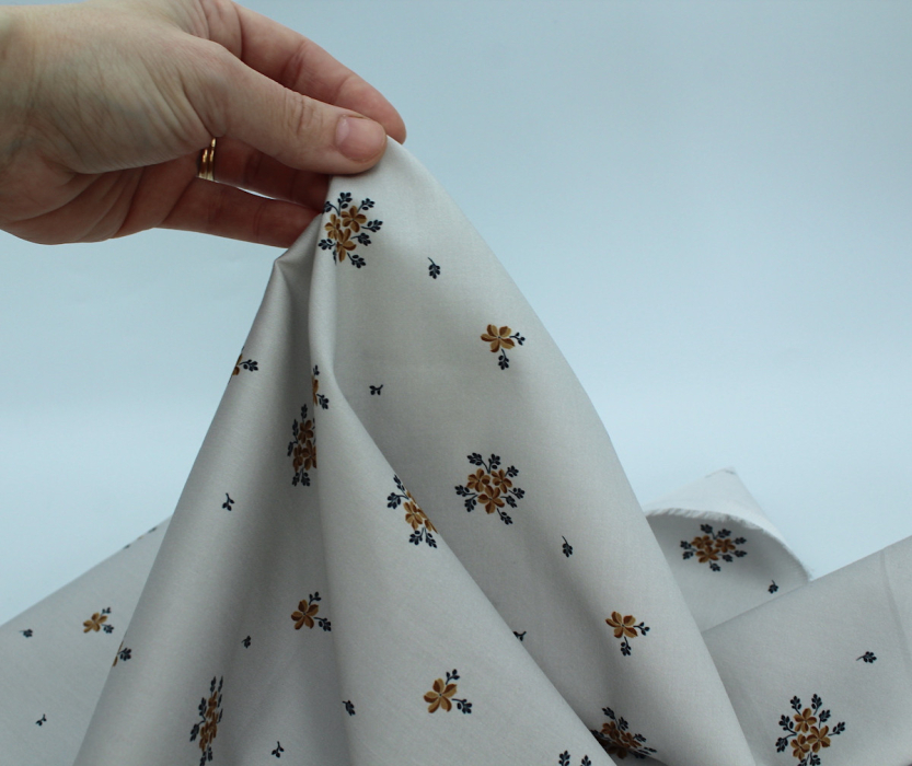 Coton satiné motif Beth exclusif Batikou fond uni gris perle x1m