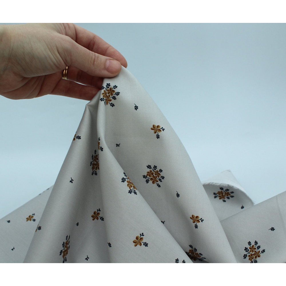 Coton satiné motif Beth exclusif Batikou fond uni gris perle x1m