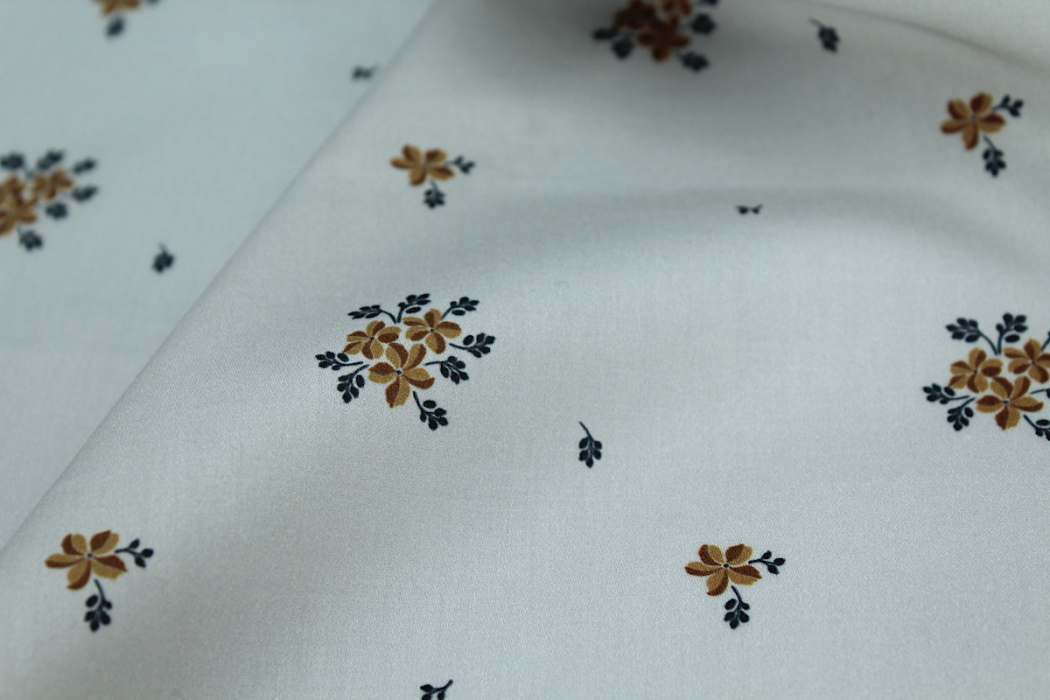 Coton satiné motif Beth exclusif Batikou fond uni gris perle x1m