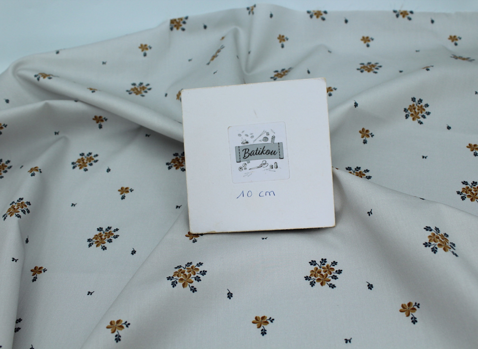 Coton satiné motif Beth exclusif Batikou fond uni gris perle x1m