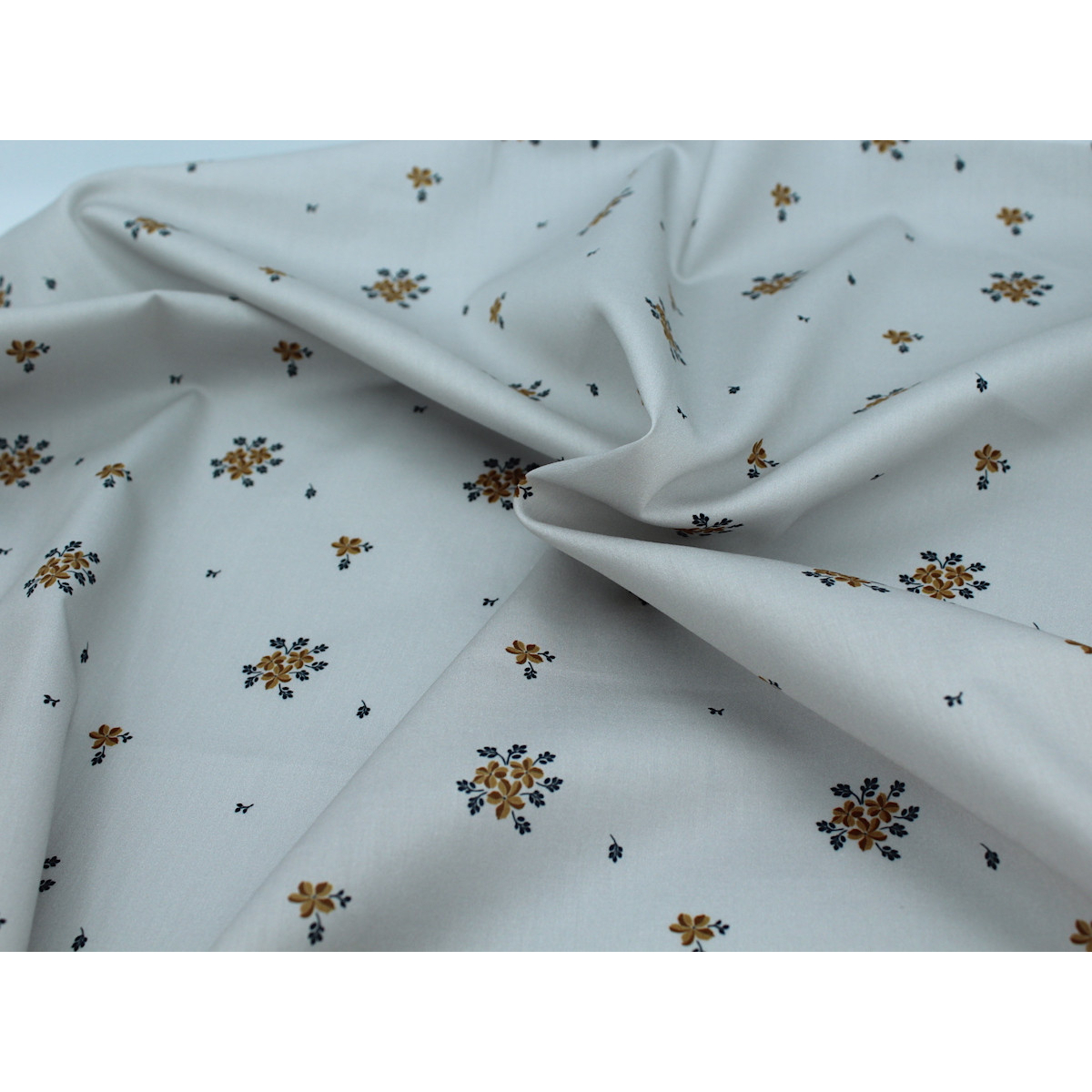 Coton satiné motif Beth exclusif Batikou fond uni gris perle x1m Coton satiné motif Beth exclusif Batikou fond uni gris perle x1m