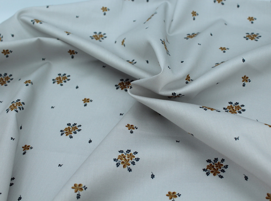 Coton satiné motif Beth exclusif Batikou fond uni gris perle x1m