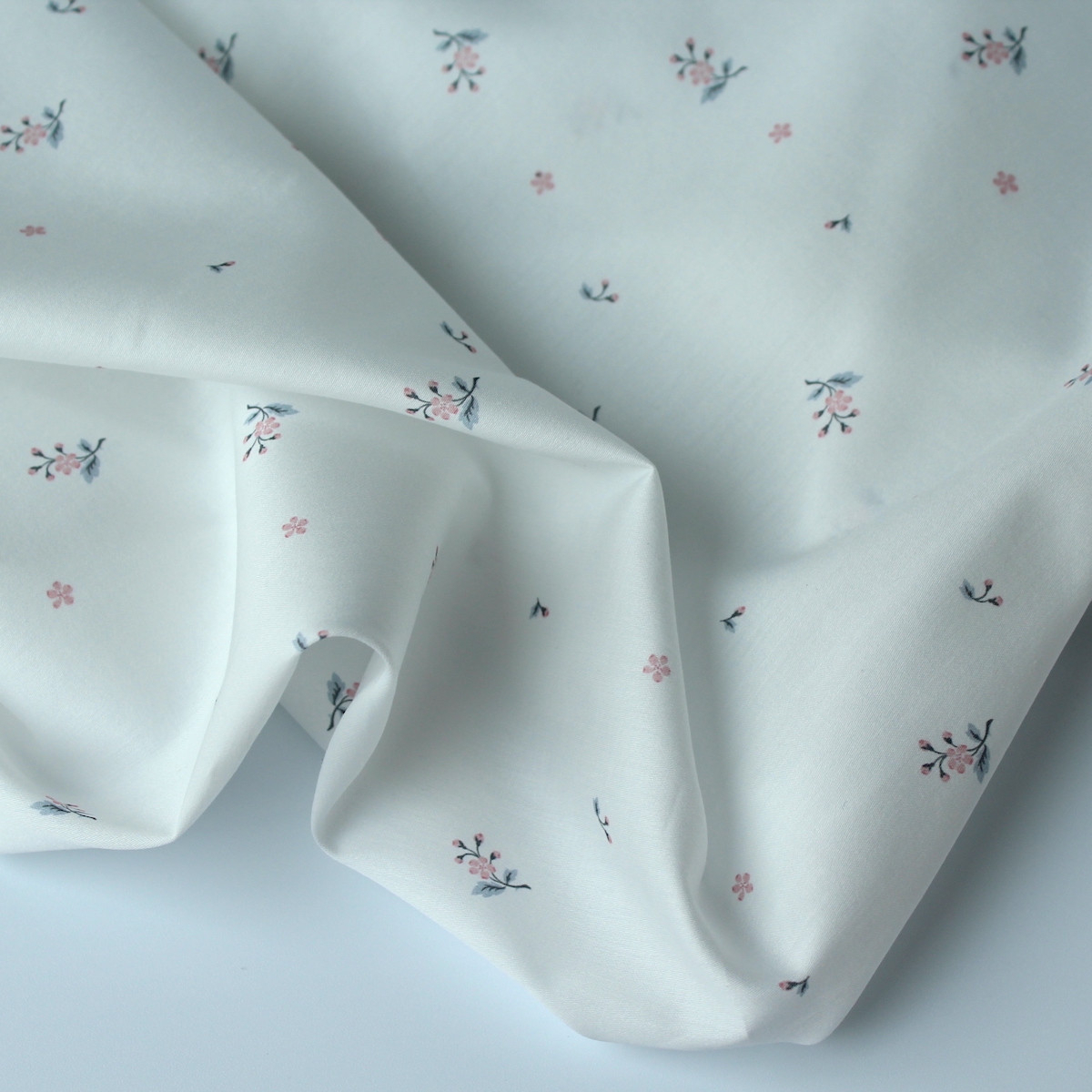 Coton satiné motif Eglantine exclusif Batikou fond blanc lait Coton satiné motif Eglantine exclusif Batikou fond blanc lait