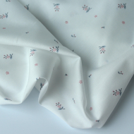 Coton satiné motif Eglantine exclusif Batikou fond blanc lait