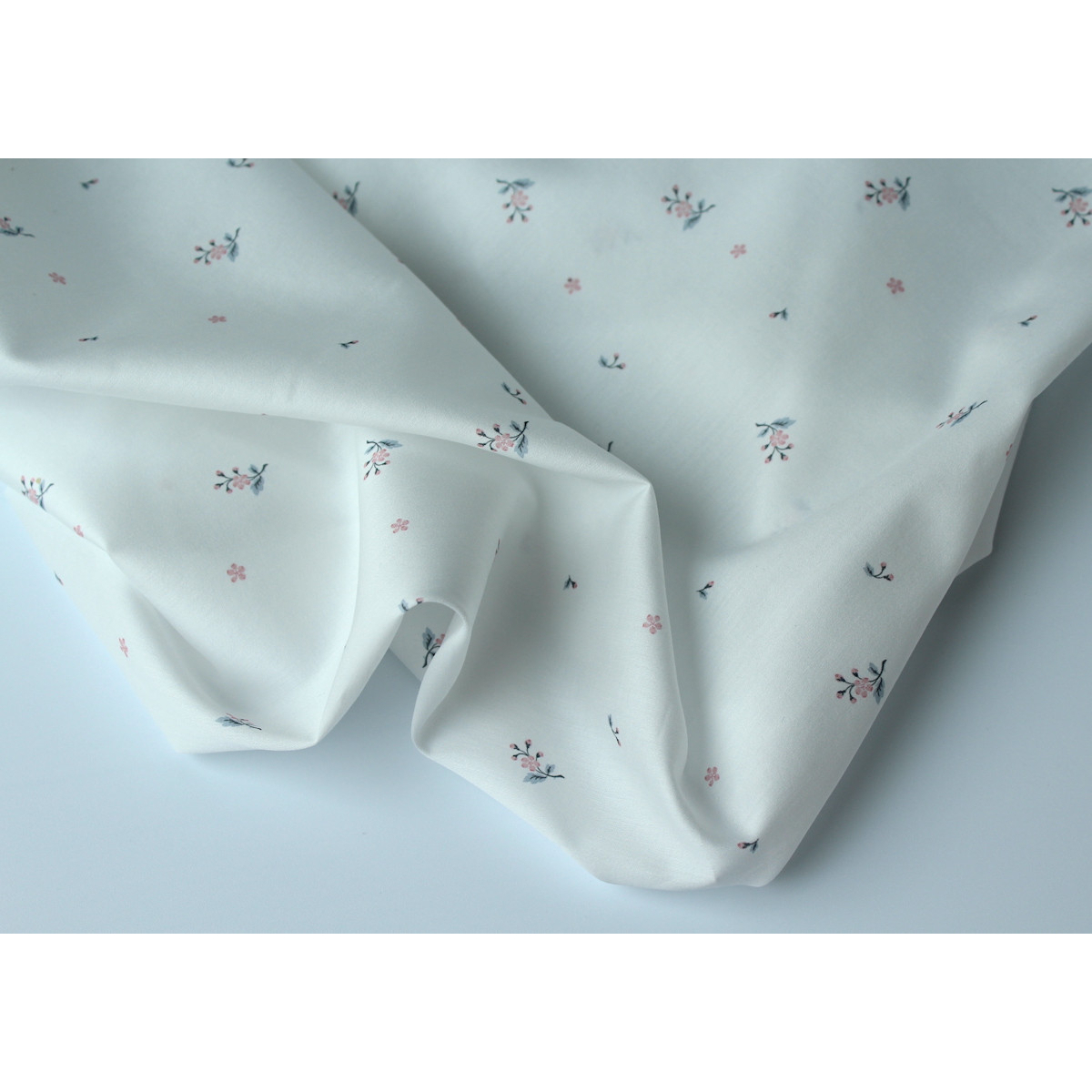 Coton satiné motif Eglantine exclusif Batikou fond blanc lait Coton satiné motif Eglantine exclusif Batikou fond blanc lait