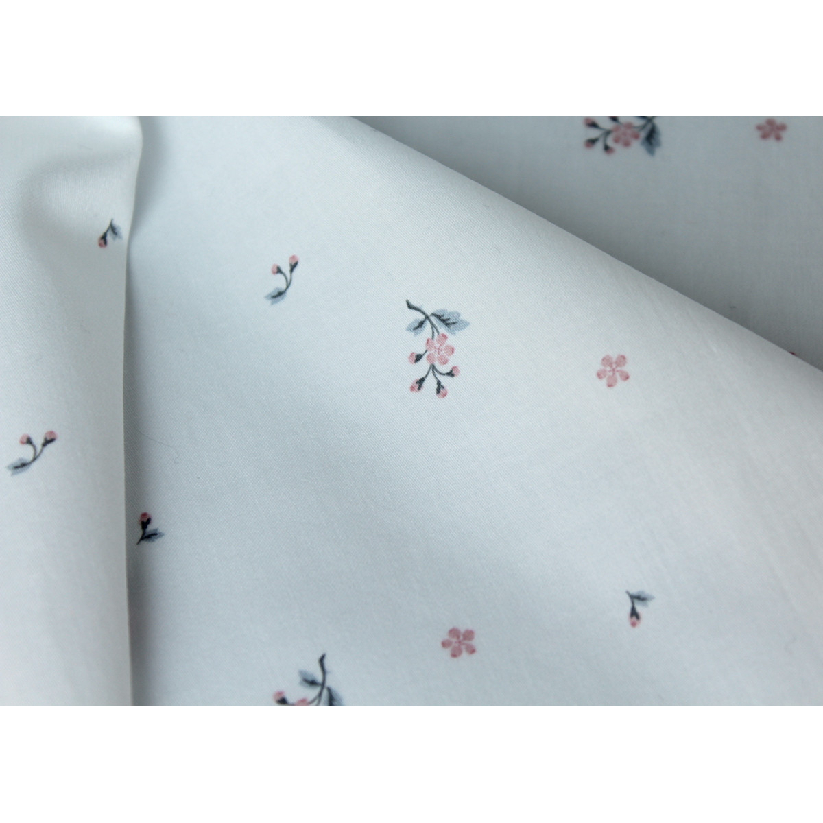 Coton satiné motif Eglantine exclusif Batikou fond blanc lait Coton satiné motif Eglantine exclusif Batikou fond blanc lait