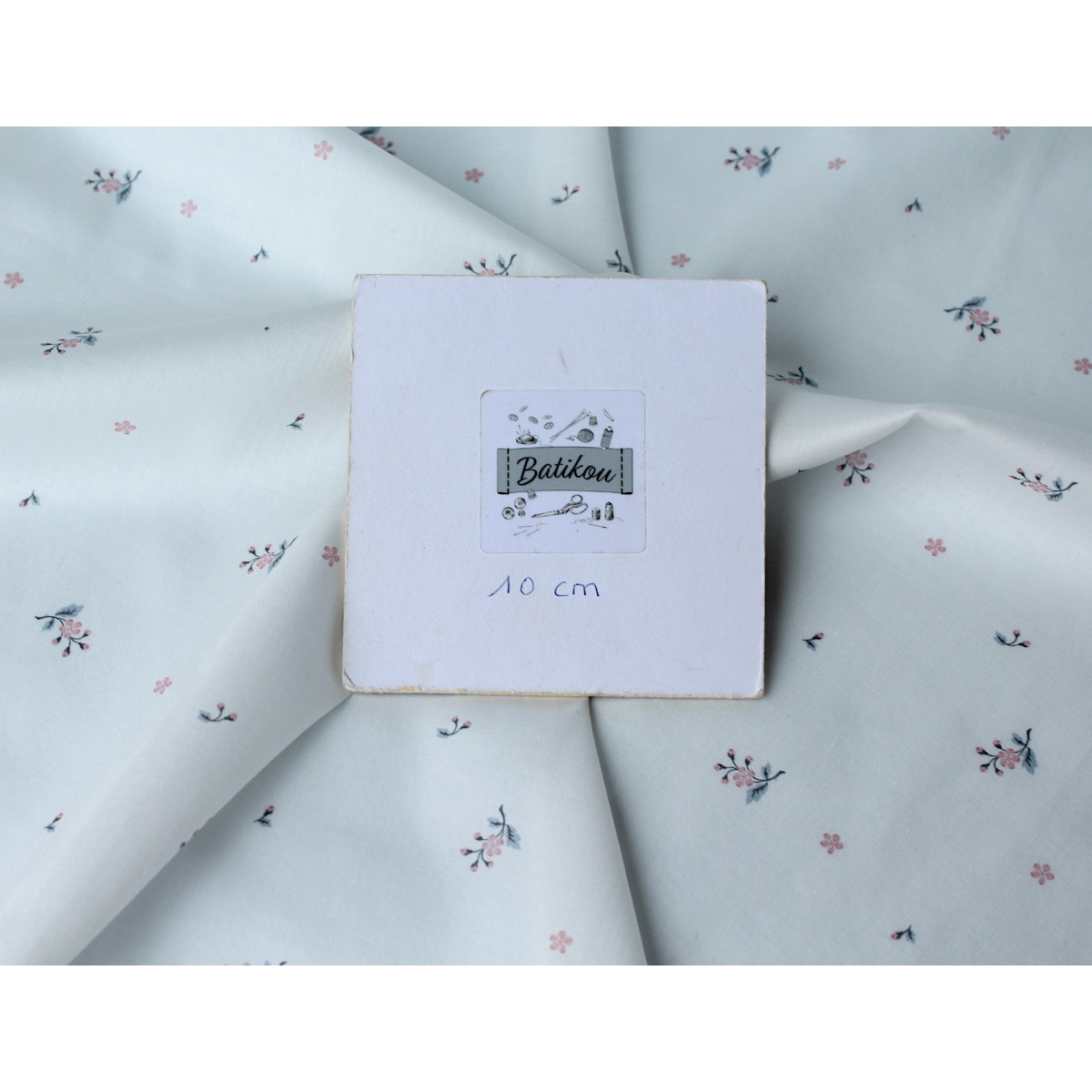 Coton satiné motif Eglantine exclusif Batikou fond blanc lait Coton satiné motif Eglantine exclusif Batikou fond blanc lait