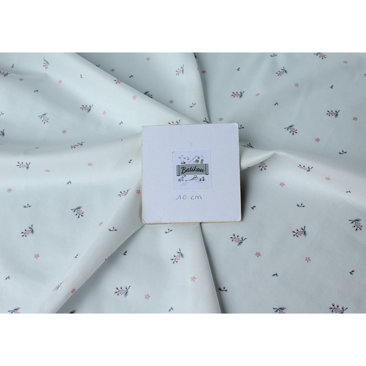 Coton satiné motif Eglantine exclusif Batikou fond blanc lait Coton satiné motif Eglantine exclusif Batikou fond blanc lait