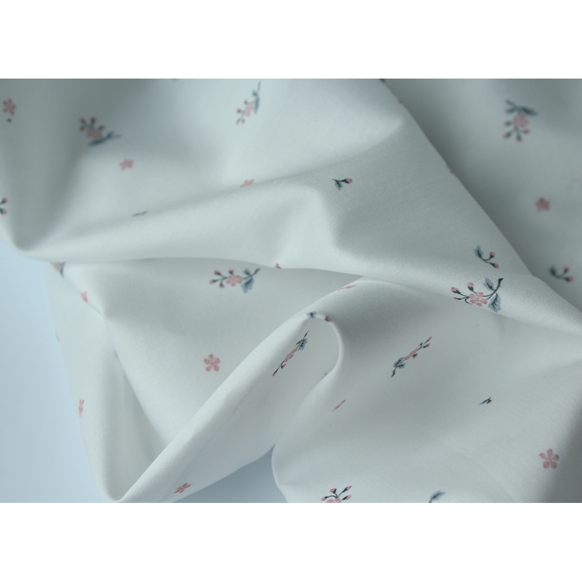 Coton satiné motif Eglantine exclusif Batikou fond blanc lait Coton satiné motif Eglantine exclusif Batikou fond blanc lait
