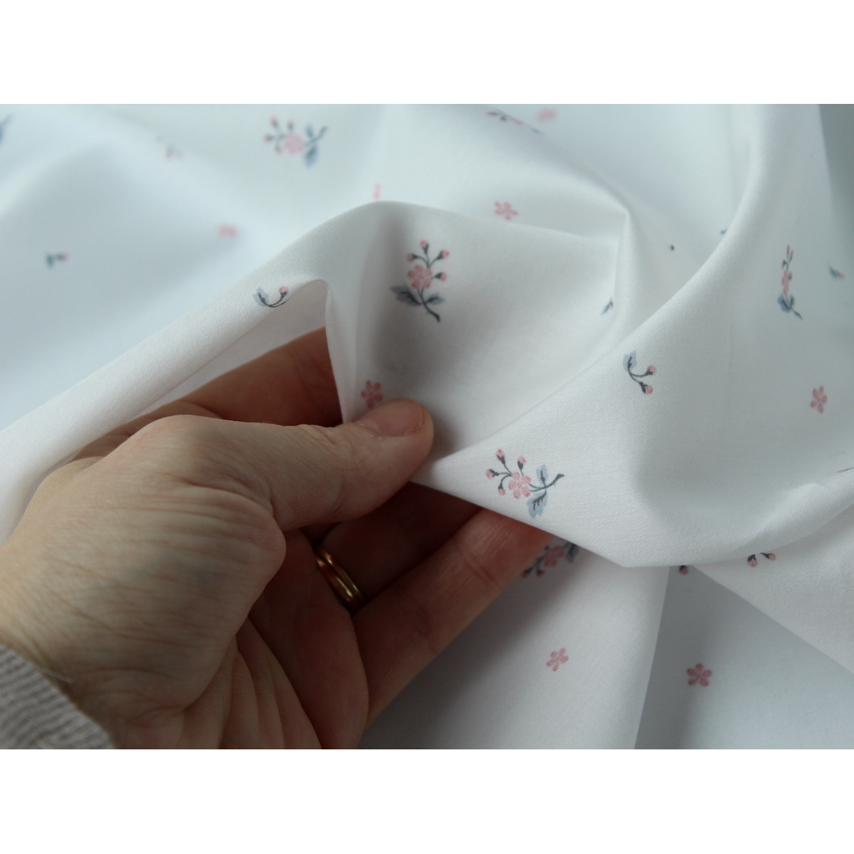 Coton satiné motif Eglantine exclusif Batikou fond blanc lait Coton satiné motif Eglantine exclusif Batikou fond blanc lait