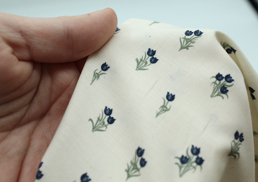 Popeline fine et douce coton organique fond ivoire imprimé tulipes marine