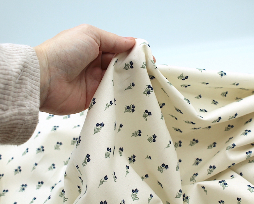 Popeline fine et douce coton organique fond ivoire imprimé tulipes marine