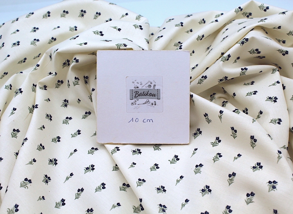 Popeline fine et douce coton organique fond ivoire imprimé tulipes marine