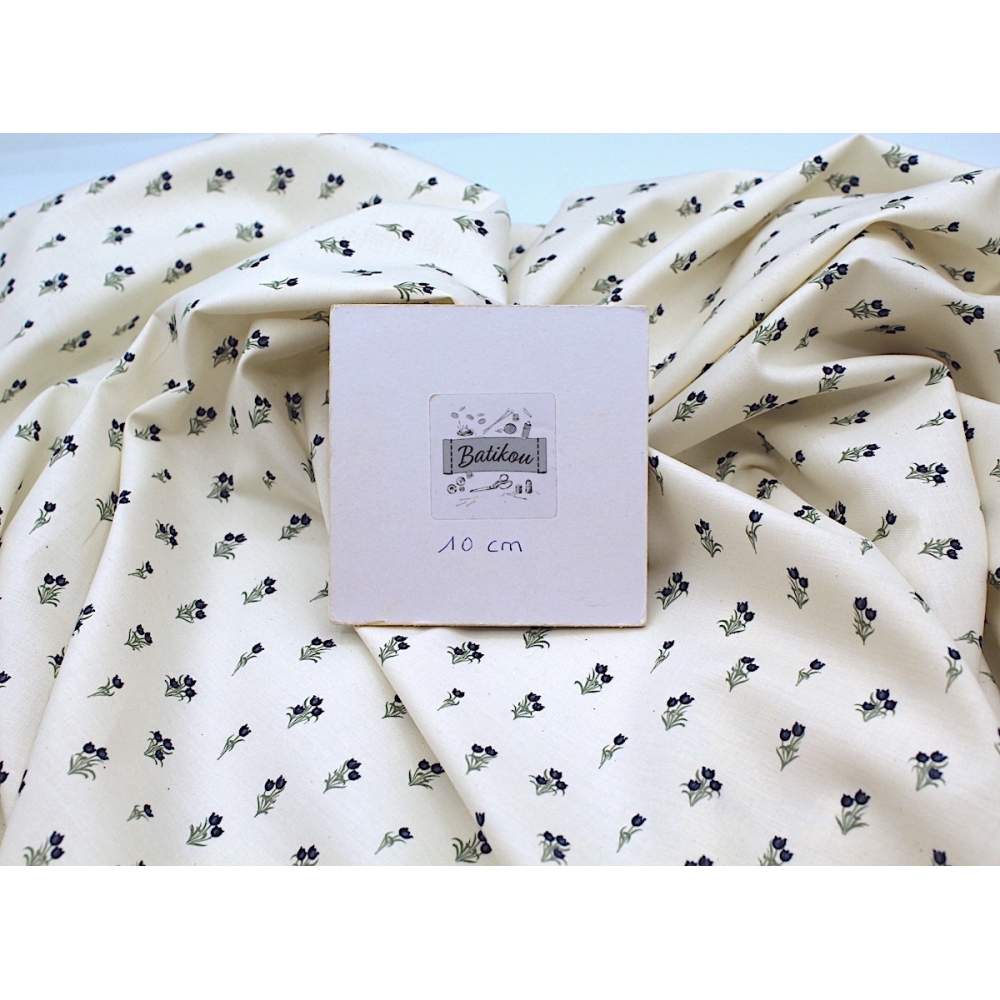 Popeline fine et douce coton organique fond ivoire imprimé tulipes marine