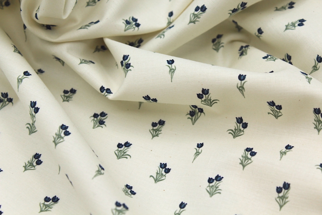 Popeline fine et douce coton organique fond ivoire imprimé tulipes marine