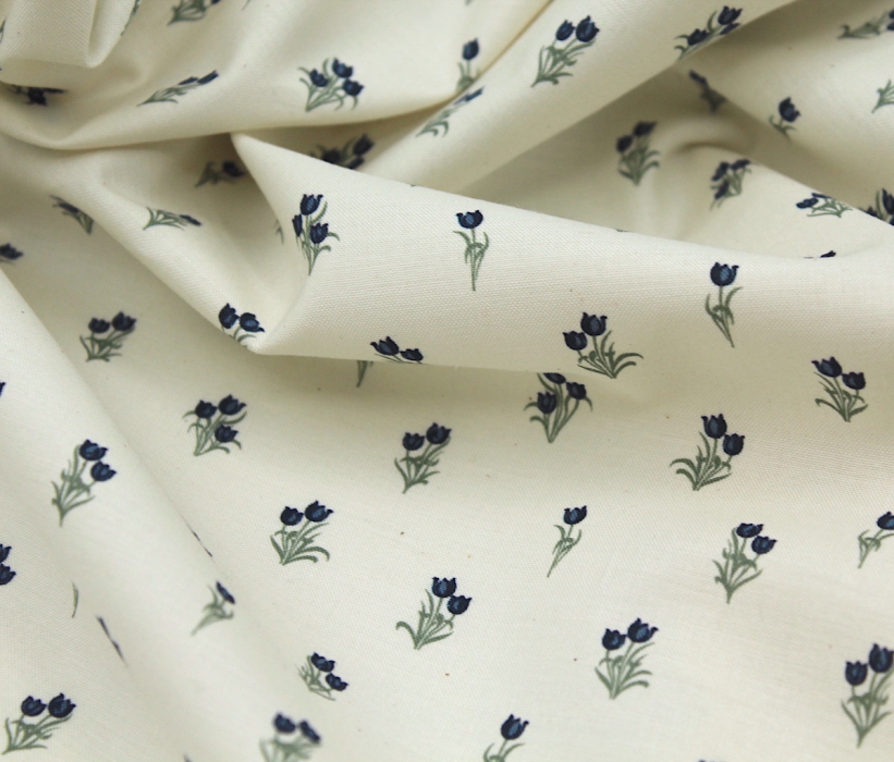 Popeline fine et douce coton organique fond ivoire imprimé tulipes marine