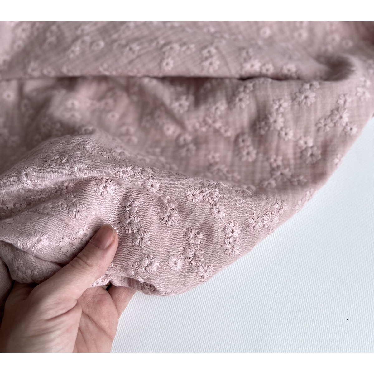 Double gaze de coton Esmée brodée coloris rose pétale Qualité Oeko-tex - 2