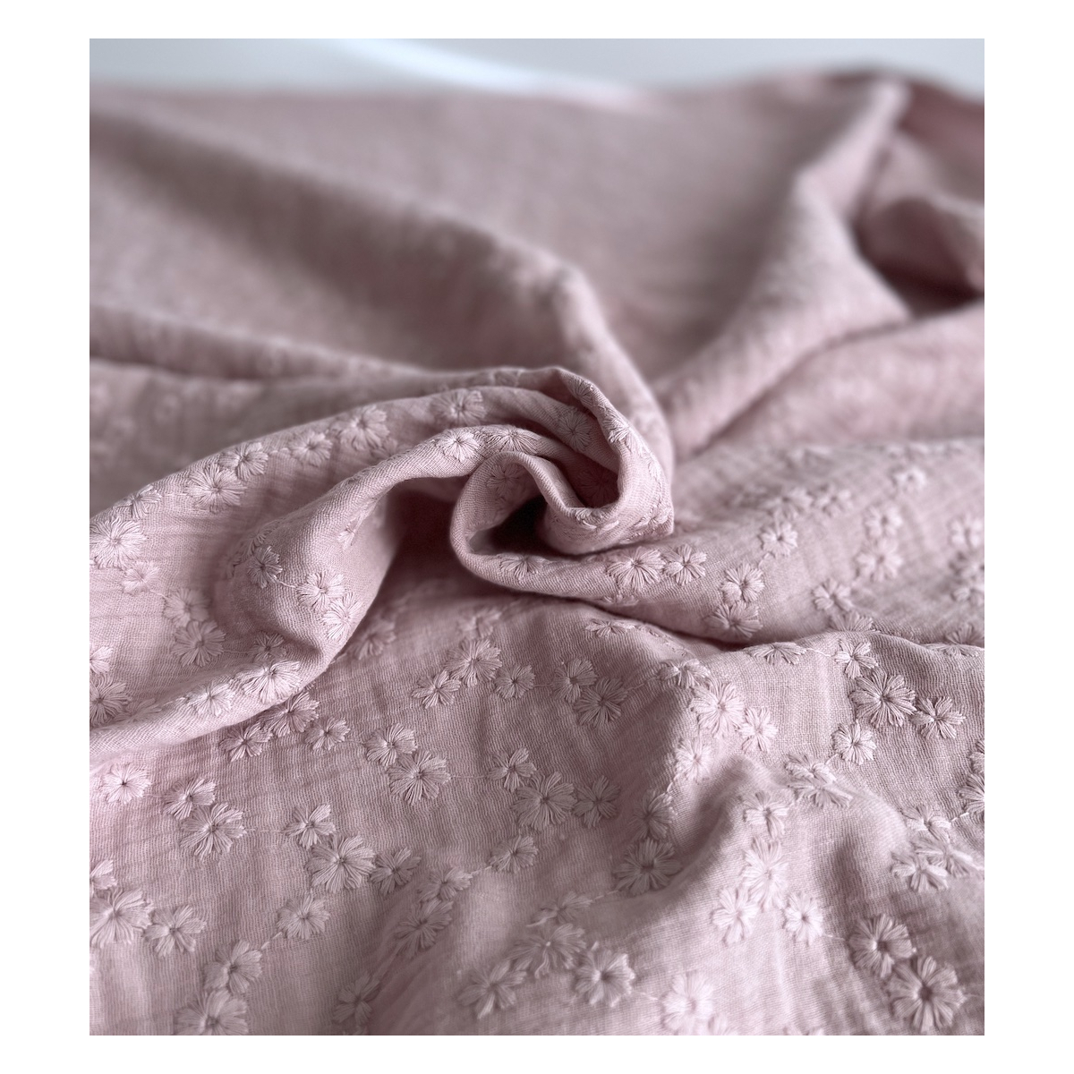 Double gaze de coton Esmée brodée coloris rose pétale Qualité Oeko-tex - 3