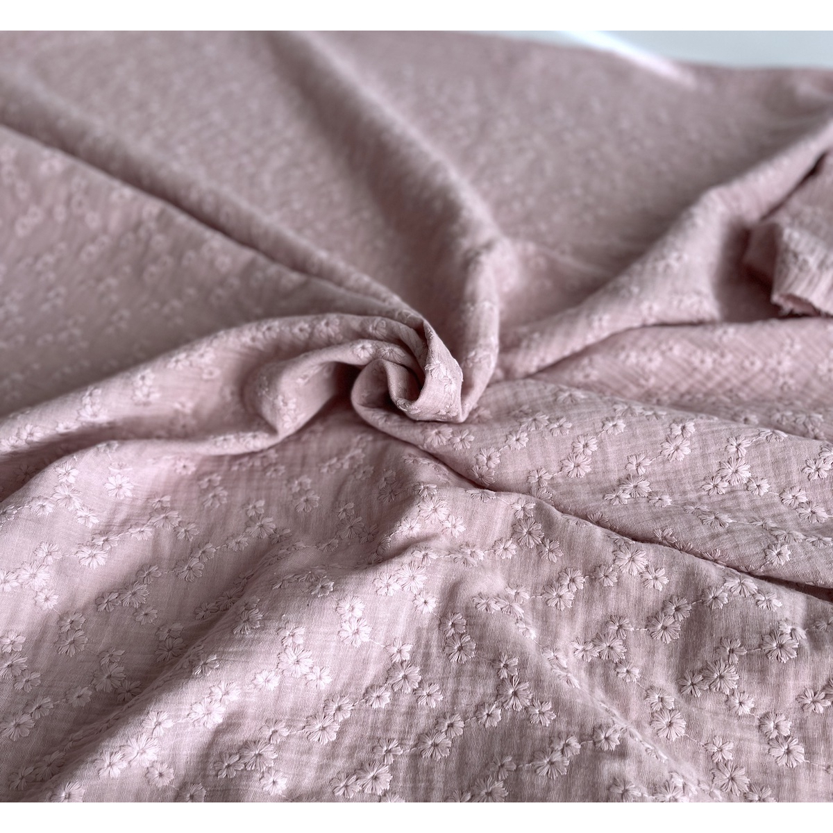 Double gaze de coton Esmée brodée coloris rose pétale Qualité Oeko-tex - 7