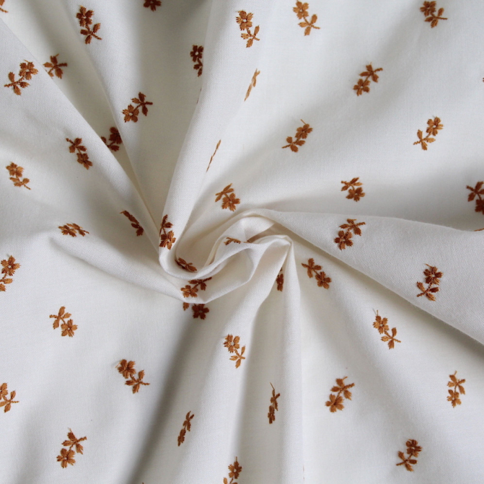 Tissu coton organique broderies fleurs moutarde