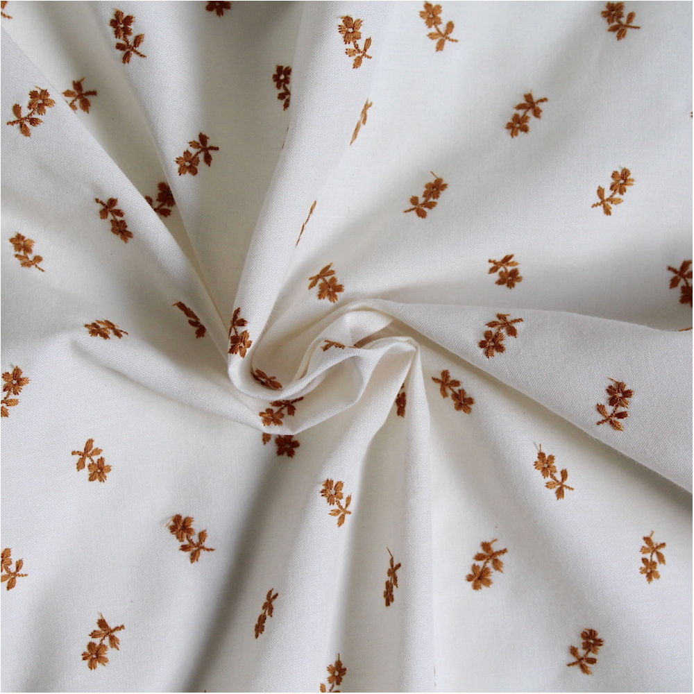 Tissu coton organique broderies fleurs moutarde