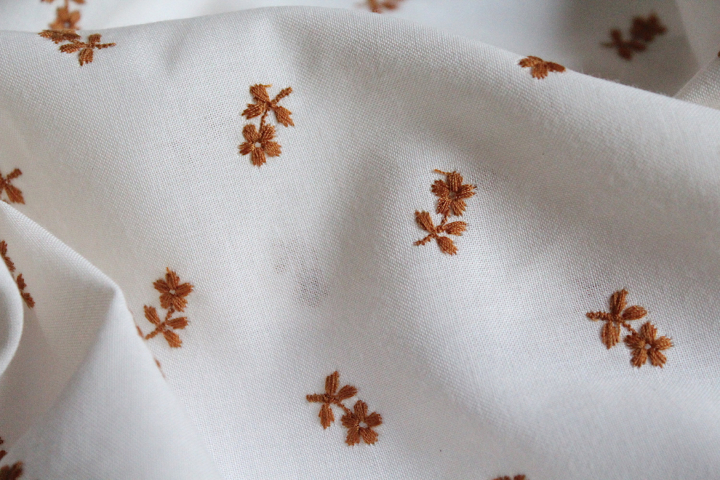 Tissu coton organique broderies fleurs moutarde