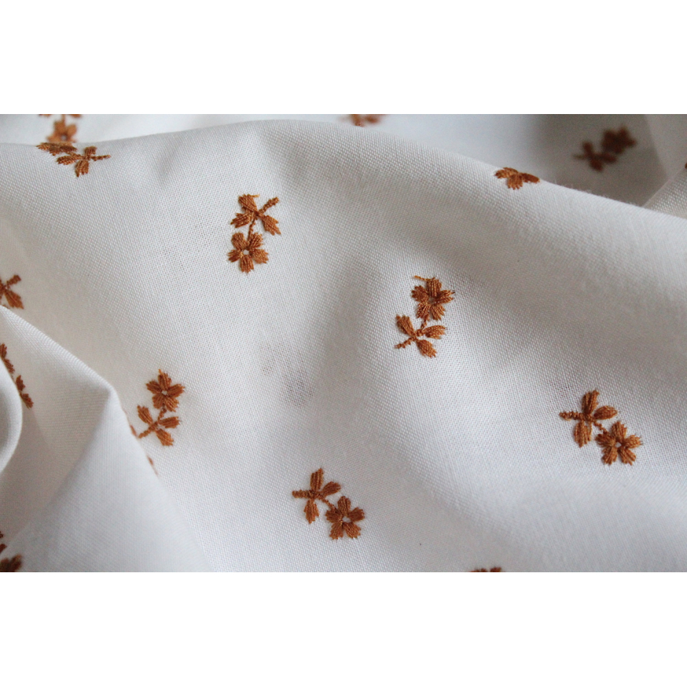 Tissu coton organique broderies fleurs moutarde