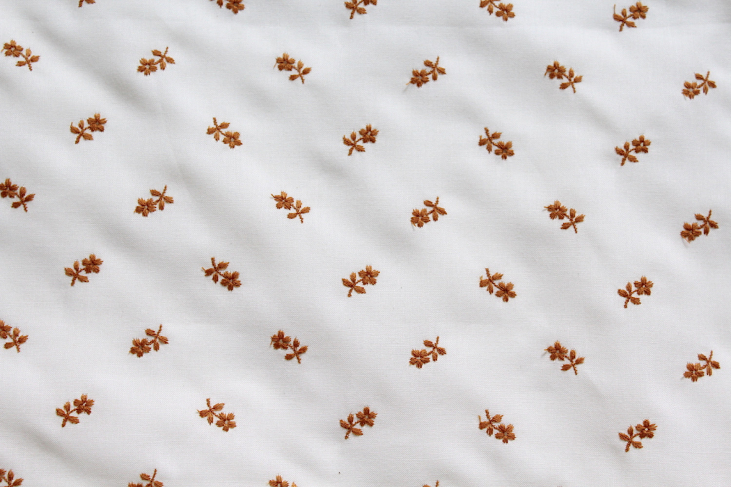 Tissu coton organique broderies fleurs moutarde