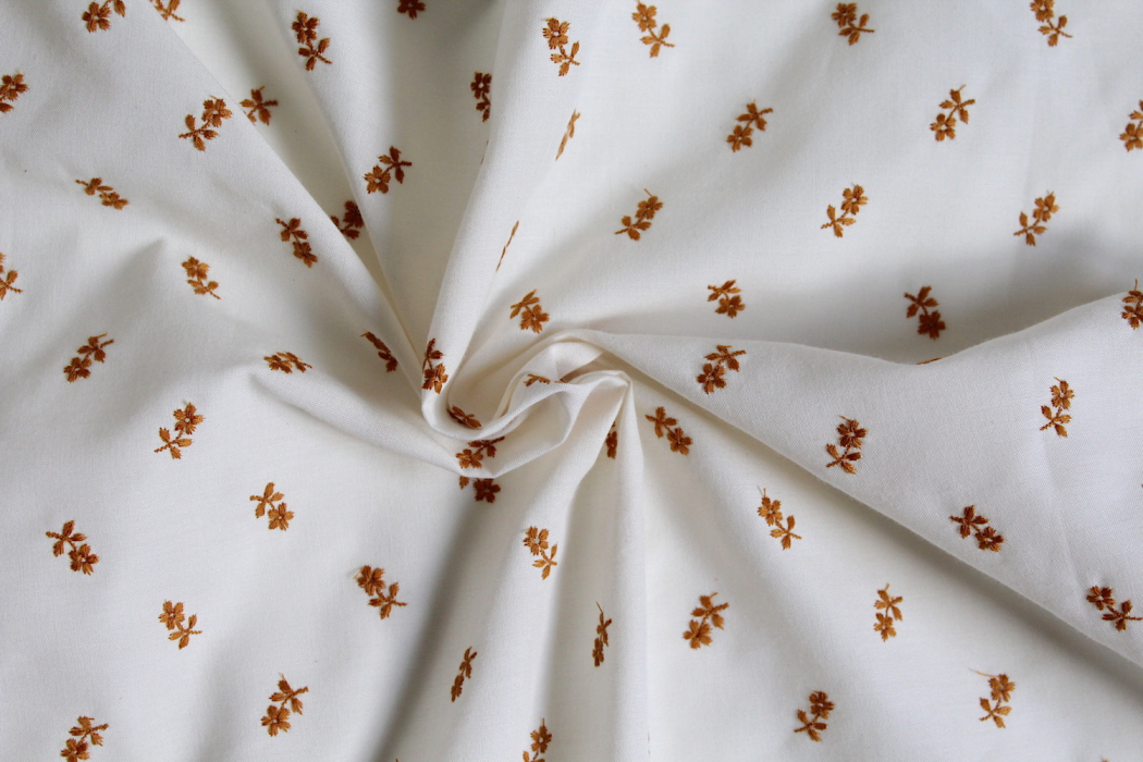 Tissu coton organique broderies fleurs moutarde
