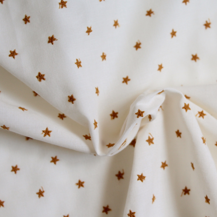 Tissu coton organique broderies étoiles moutarde