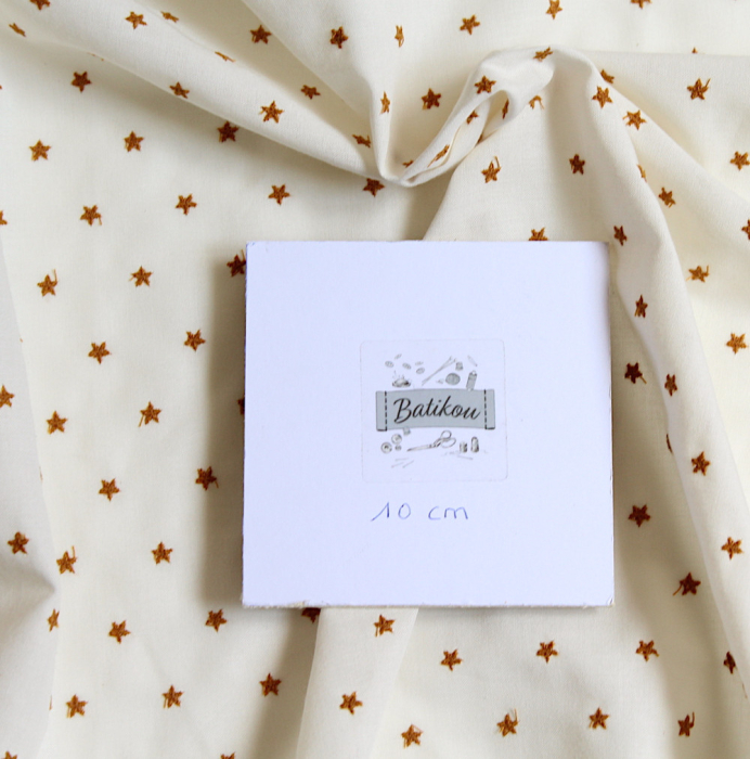 Tissu coton organique broderies étoiles moutarde