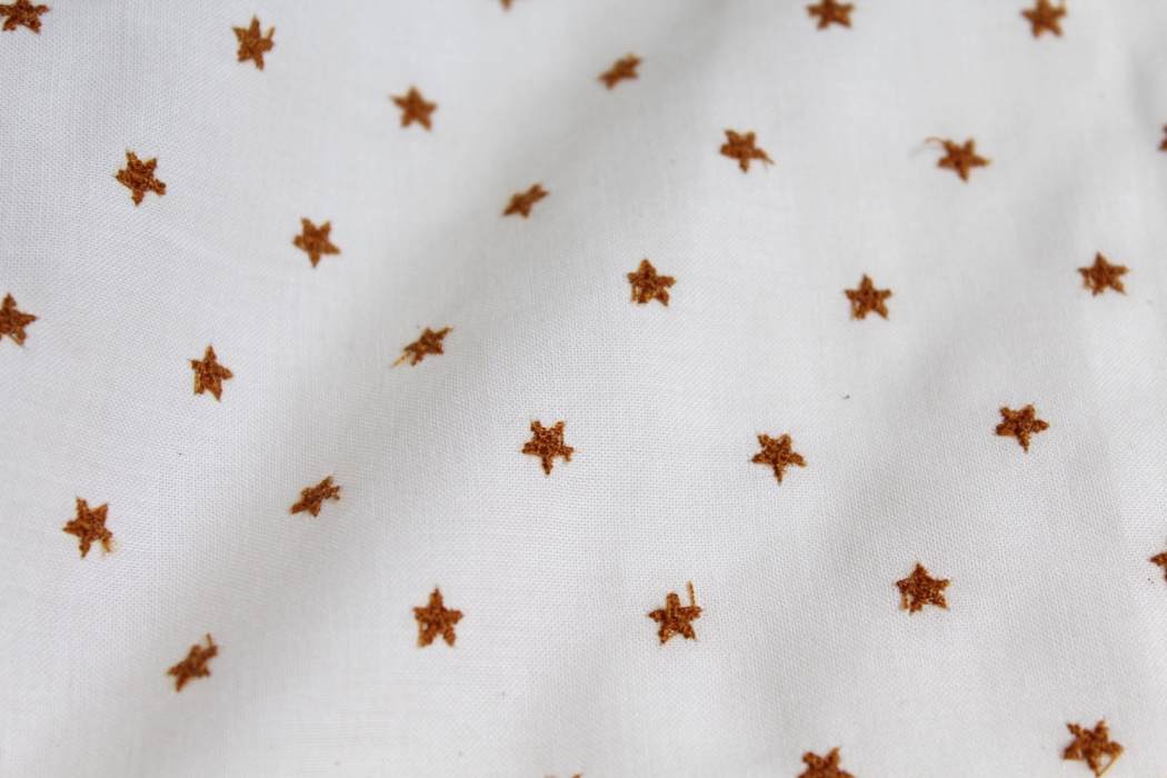 Tissu coton organique broderies étoiles moutarde