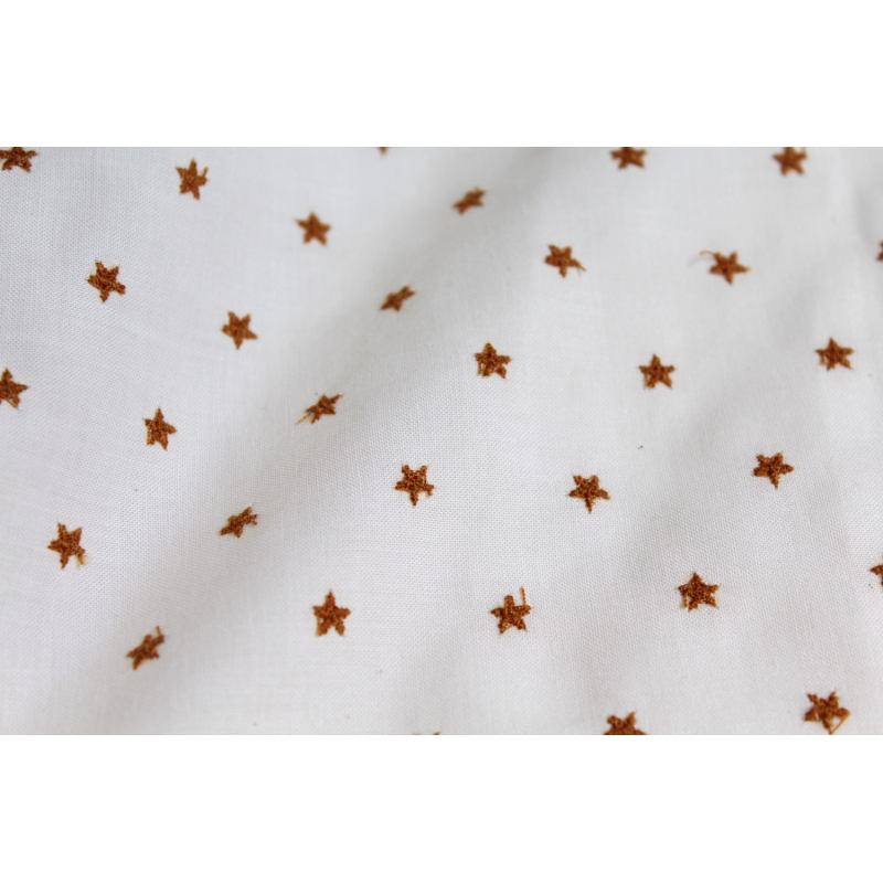 Tissu coton organique broderies étoiles moutarde