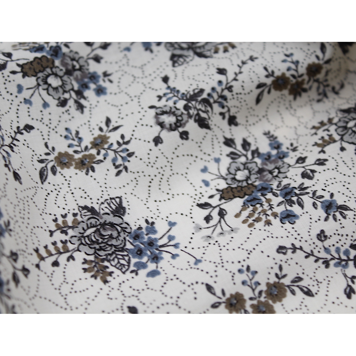 Jeanne - Batiste de coton bio SILKYNE à imprimé fleuri automne Tissus issus de l'agriculture biologique  - 11 Jeanne - Batiste de coton bio SILKYNE à imprimé fleuri automne Tissus issus de l'agriculture biologique  - 11