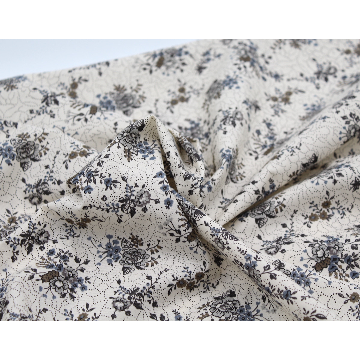Jeanne - Batiste de coton bio SILKYNE à imprimé fleuri automne Tissus issus de l'agriculture biologique  - 12 Jeanne - Batiste de coton bio SILKYNE à imprimé fleuri automne Tissus issus de l'agriculture biologique  - 12