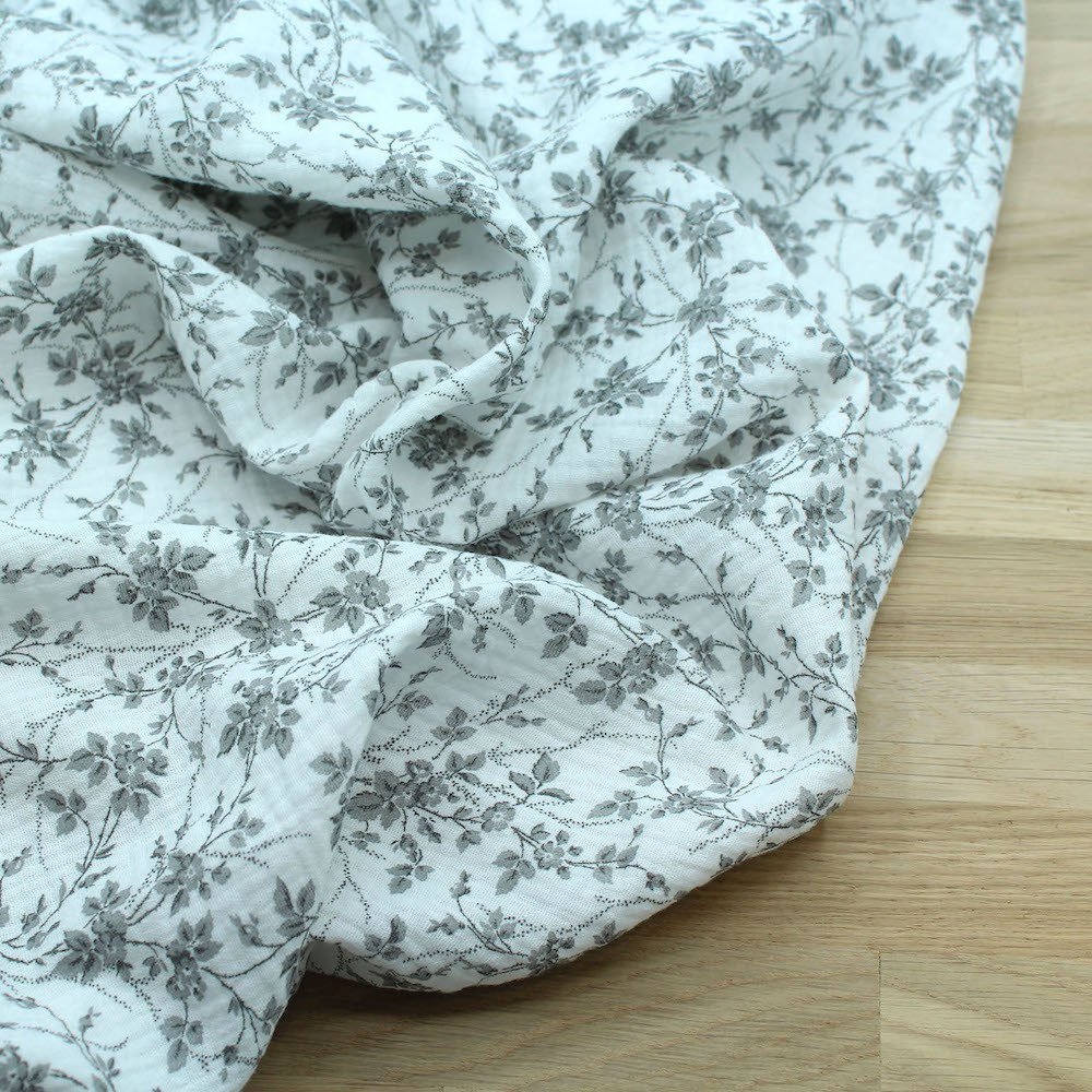 Adele - Double gaze de coton BIO motif fleuri gris Adele - Double gaze de coton BIO motif fleuri gris