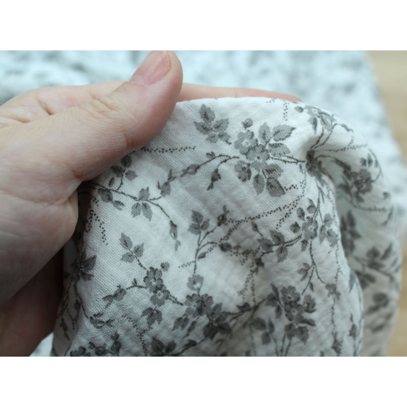 Adele - Double gaze de coton BIO motif fleuri gris Adele - Double gaze de coton BIO motif fleuri gris