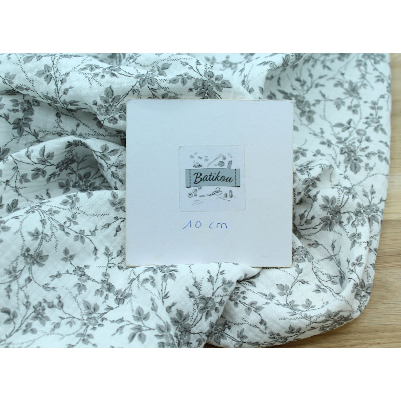 Adele - Double gaze de coton BIO motif fleuri gris Adele - Double gaze de coton BIO motif fleuri gris