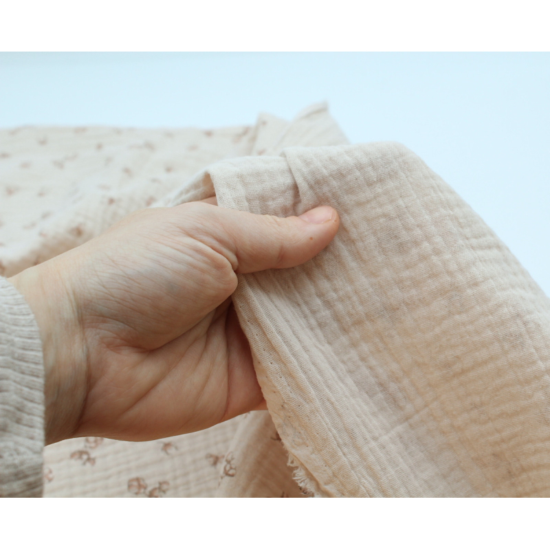 Double gaze de coton coloris nude naturel à motifs fleurs de coton