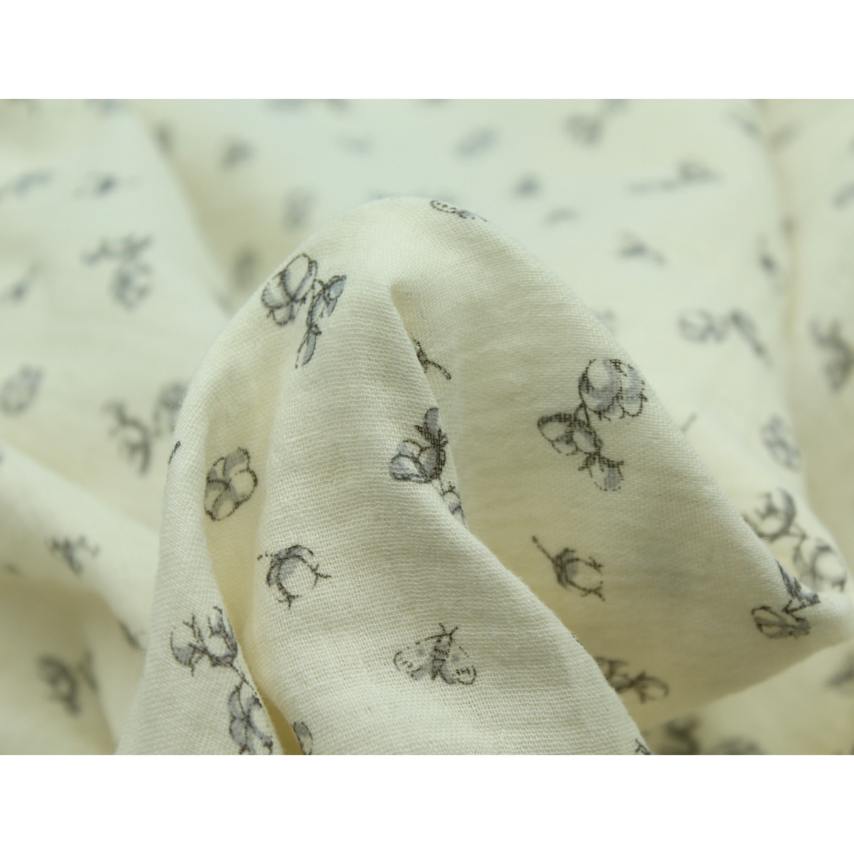 Double gaze de coton écru à motifs fleurs de coton Double gaze de coton écru à motifs fleurs de coton