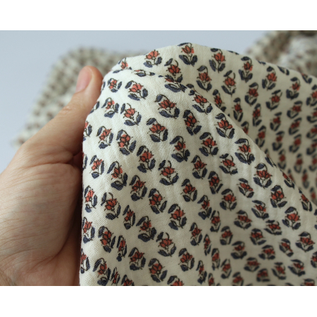 Aria - Double gaze de coton écru à motifs petites fleurs façon hand block Aria - Double gaze de coton écru à motifs petites fleurs façon hand block