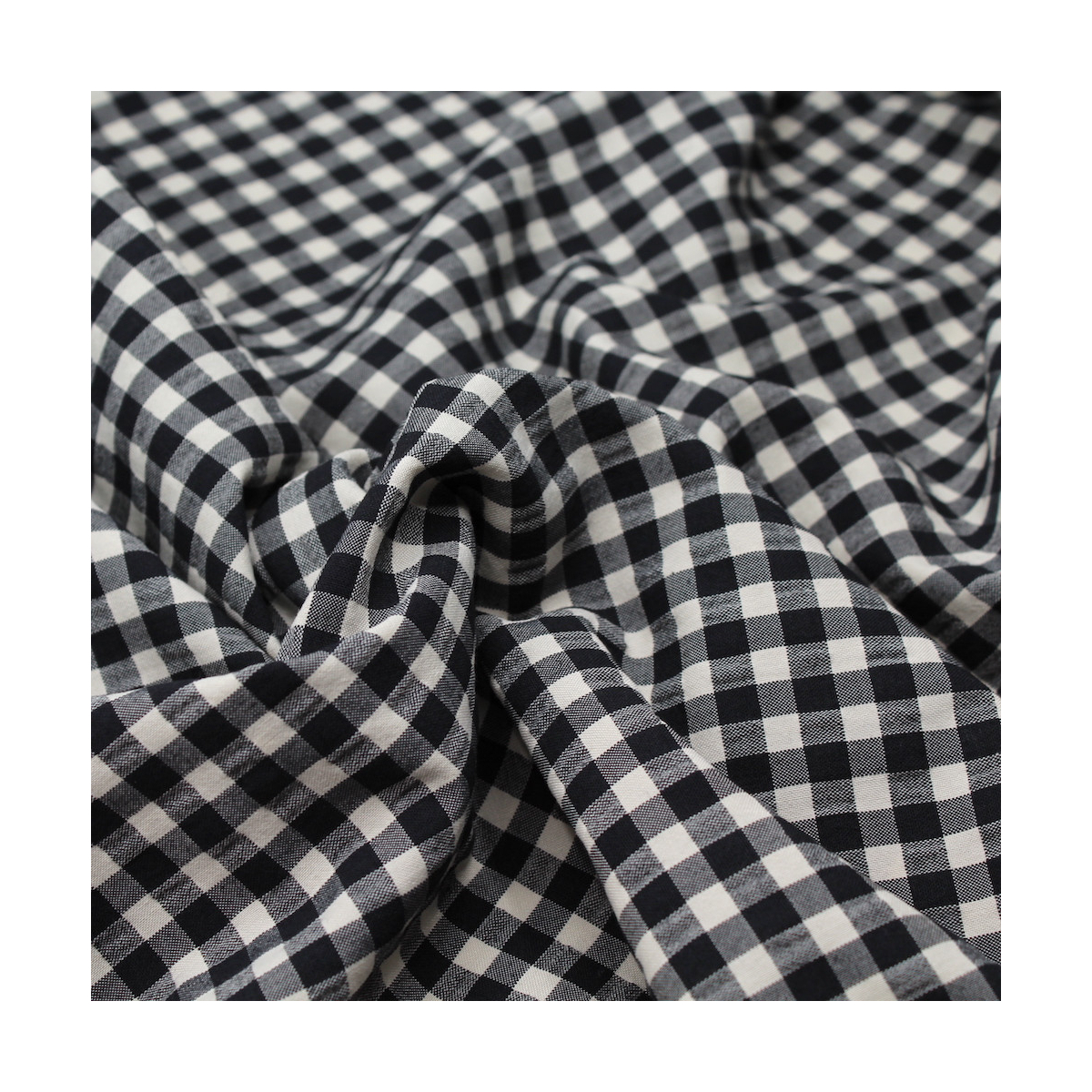 Seersucker / Coton gaufré vichy moyen 6mm noir écru Seersucker / Coton gaufré vichy moyen 6mm noir écru