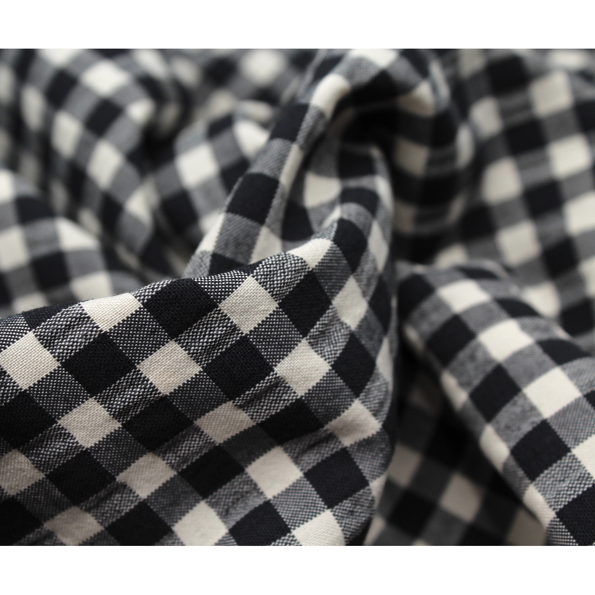 Seersucker / Coton gaufré vichy moyen 6mm noir écru Seersucker / Coton gaufré vichy moyen 6mm noir écru