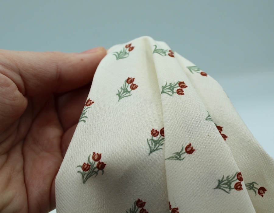 Popeline fine et douce coton organique fond ivoire imprimé tulipes bordeaux