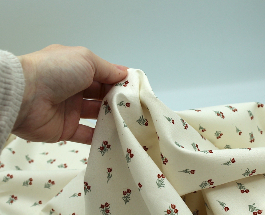 Popeline fine et douce coton organique fond ivoire imprimé tulipes bordeaux